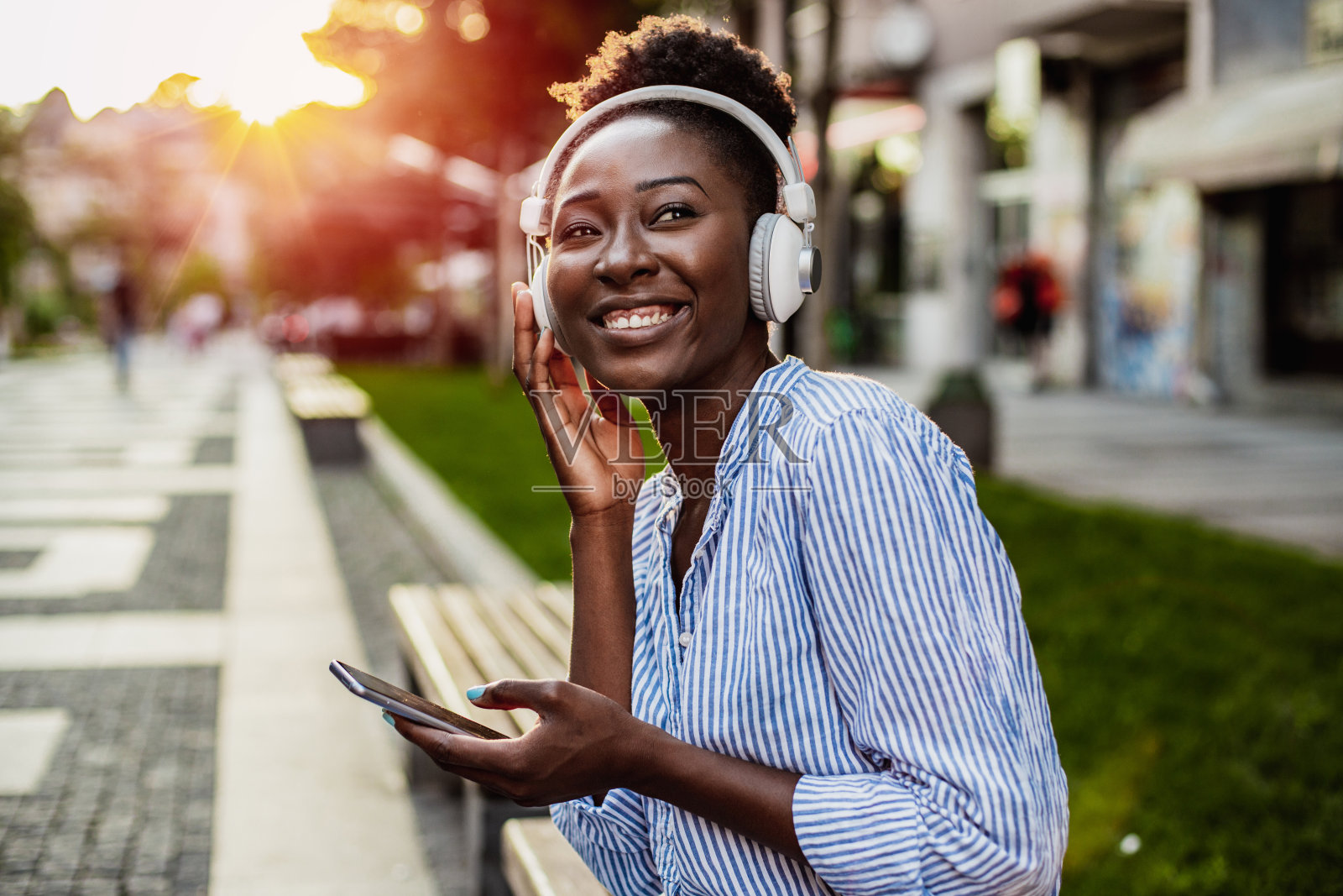 现代非裔美国女性在城市中享受照片摄影图片
