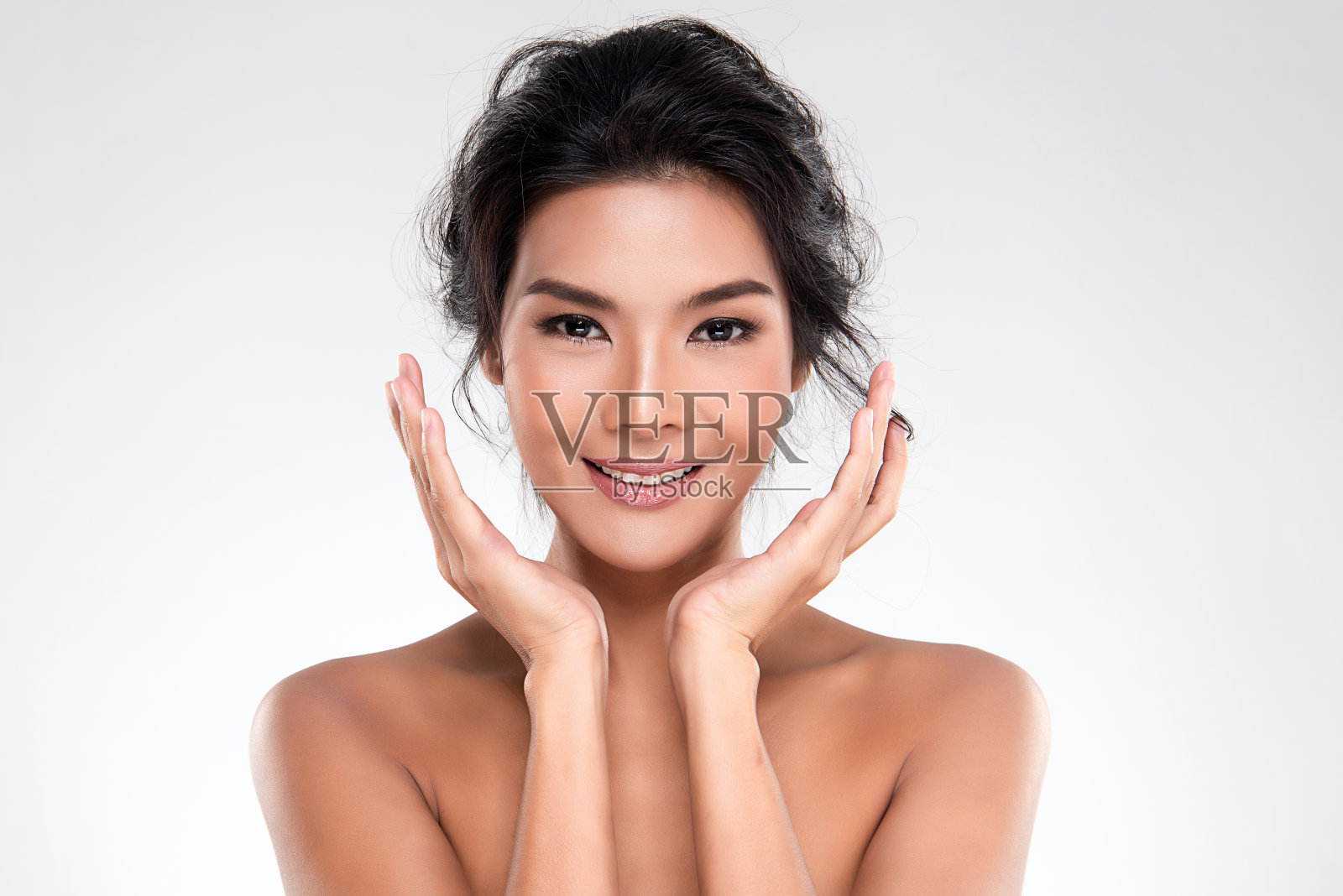 美丽年轻的亚洲女人与清洁新鲜的皮肤，在白色的背景，面部护理，面部治疗，美容，美容和水疗，亚洲妇女肖像照片摄影图片