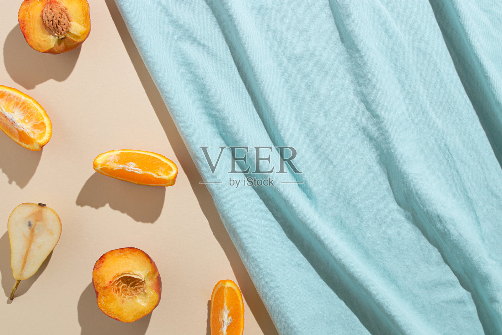 新鲜水果片和蓝色沙滩毛巾的夏日场景。最小的审美。照片摄影图片