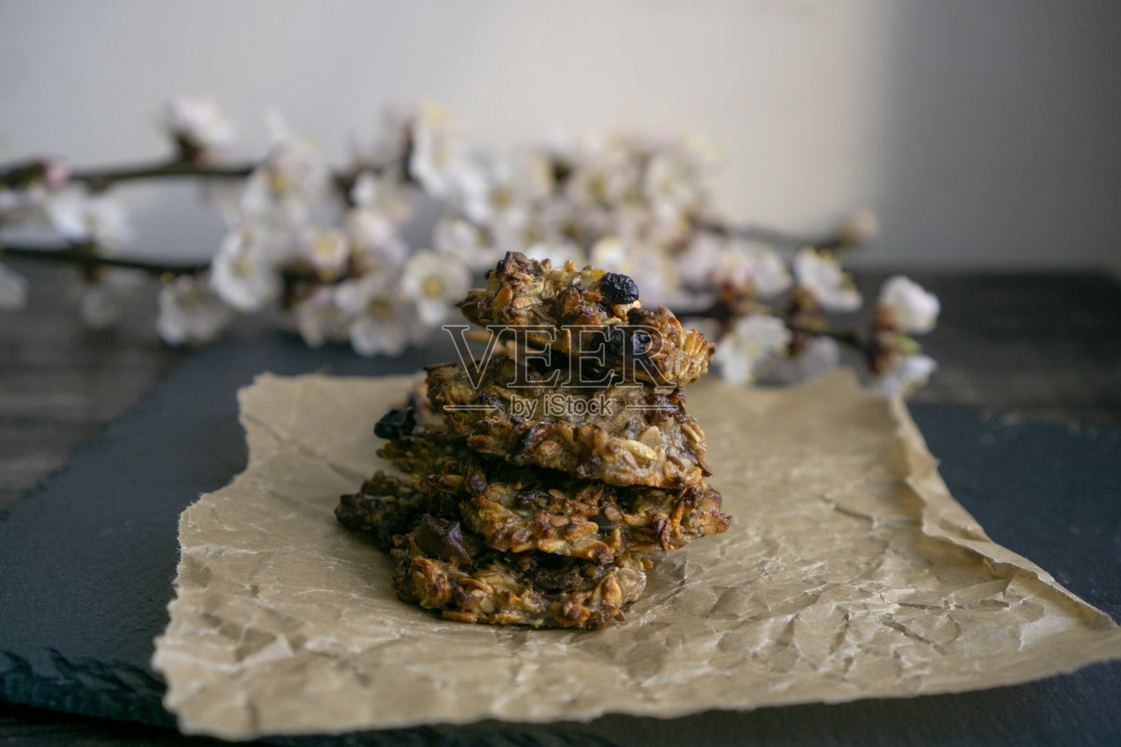 早餐燕麦饼干加蜂蜜和蜜饯樱桃照片摄影图片