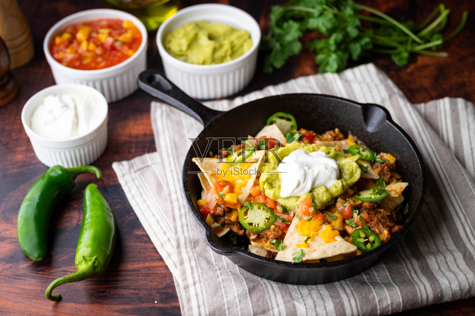 烤盘里的玉米片，背景是白色照片摄影图片