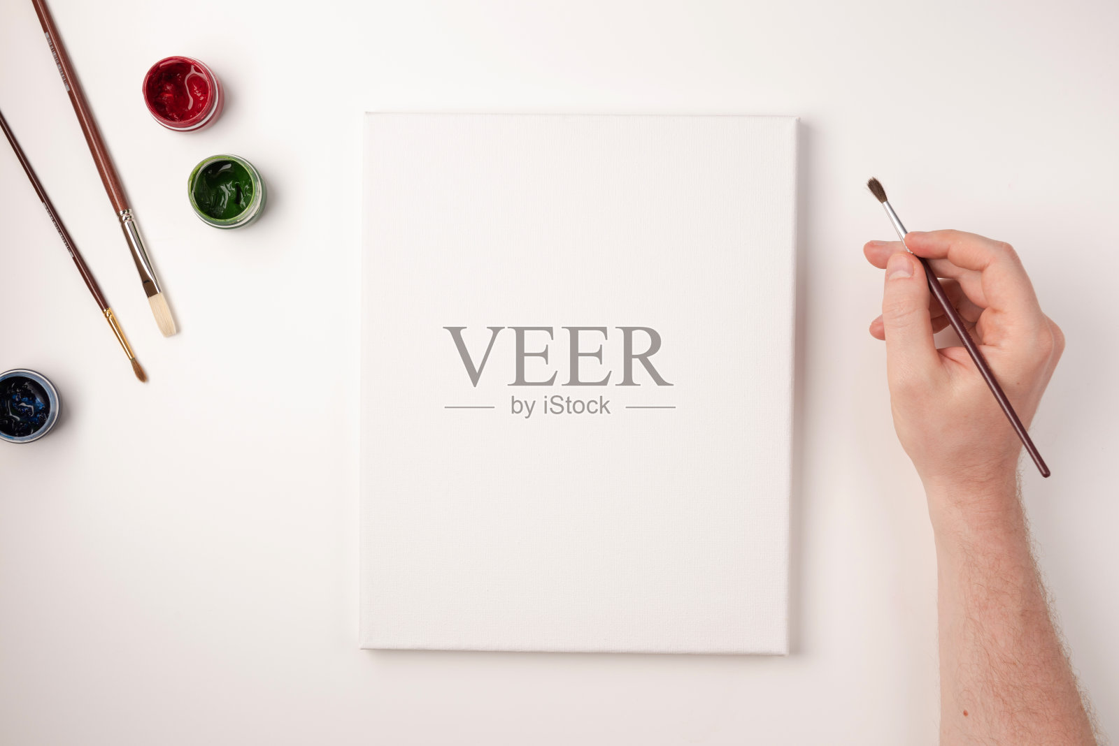 水粉，笔刷，白色画布上的白色背景。在白色帆布上手绘。副本的空间。前视图。平的。照片摄影图片