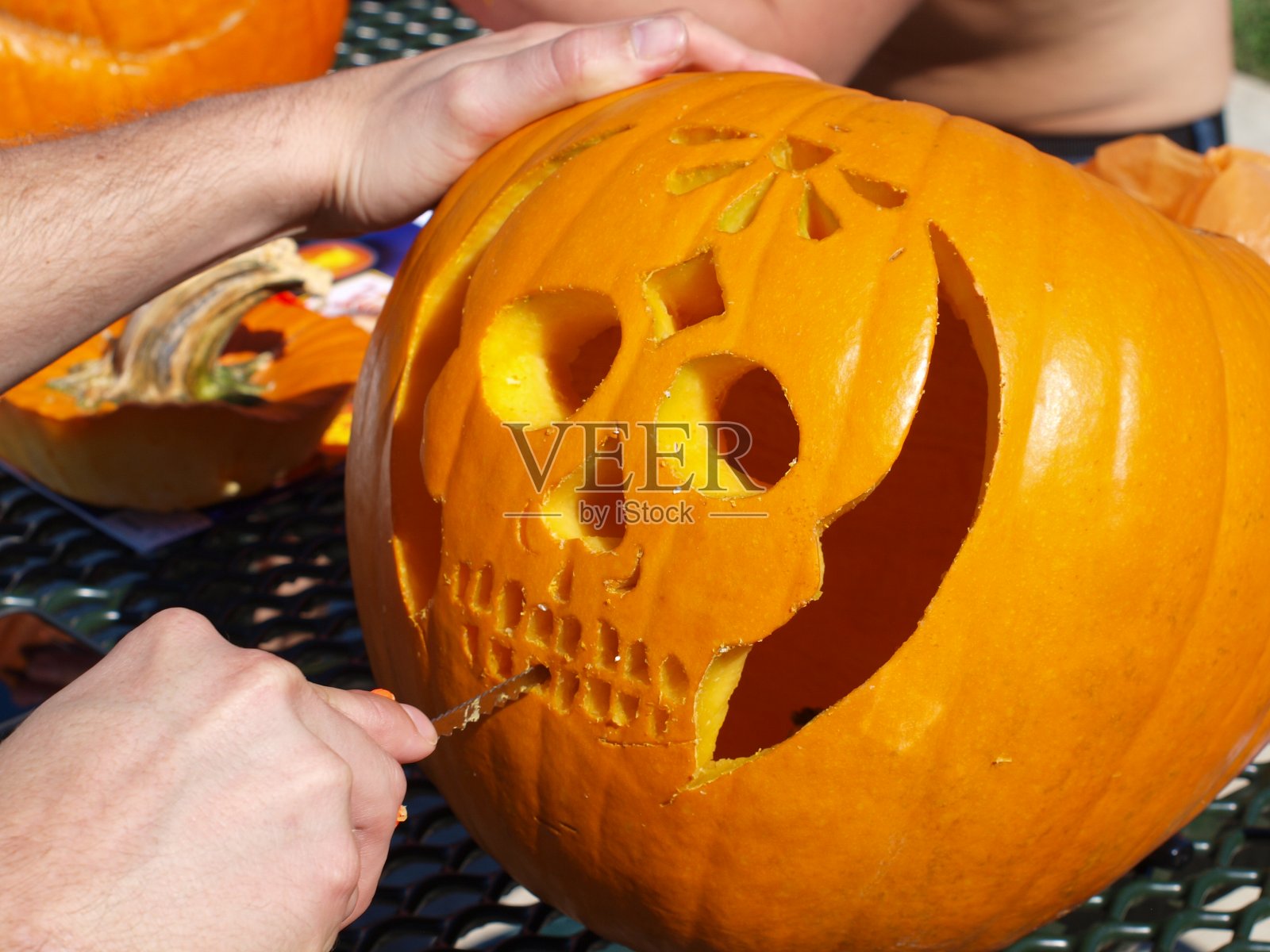 雕刻南瓜的牙齿作为装饰照片摄影图片