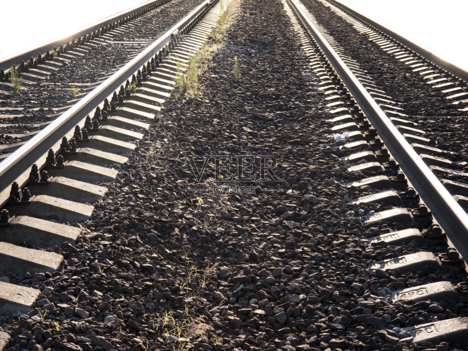 有混凝土枕木和砾石隔离的直线铁路轨道照片摄影图片