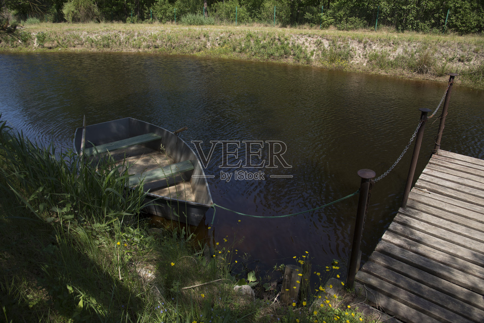 在岸边的船照片摄影图片