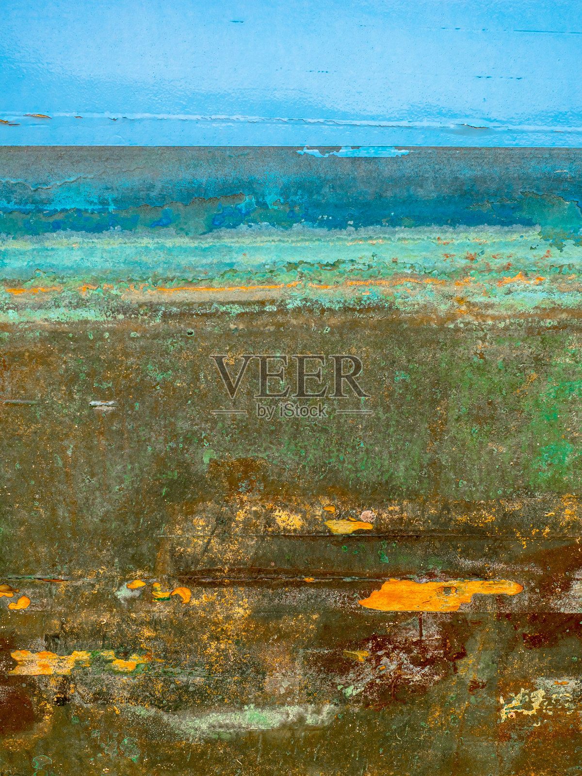 在旧漆面上有划痕、斑点和条纹的木板。照片摄影图片