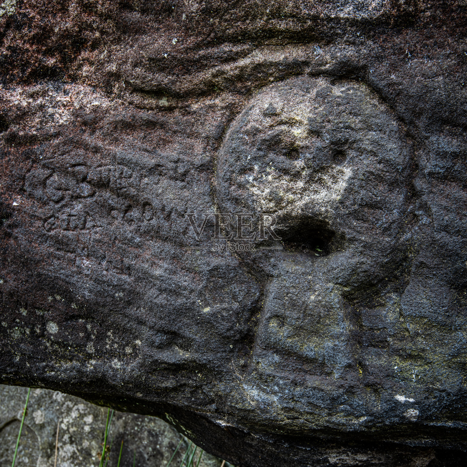 《老夫人电梯》上的石雕照片摄影图片