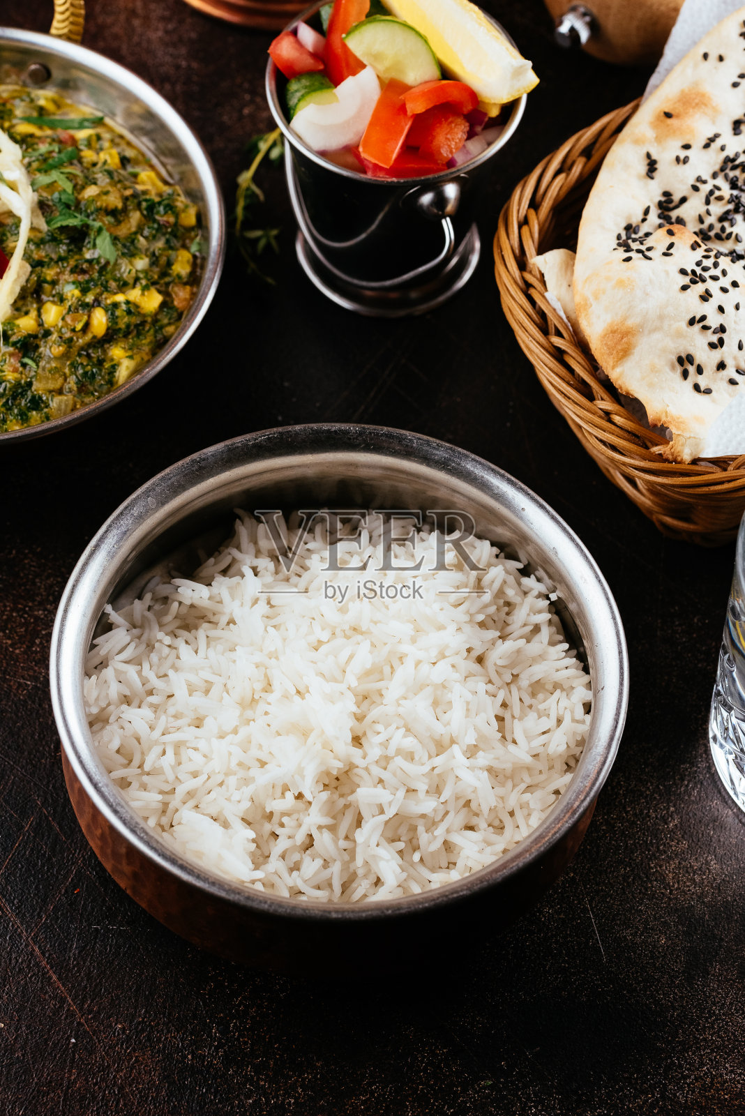 深色背景上的印度食物照片摄影图片