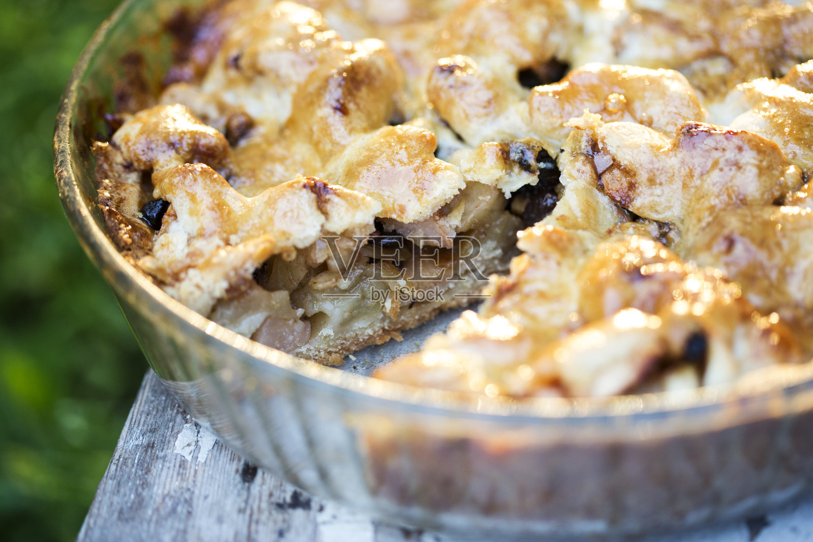 苹果派，葡萄干，杏仁和肉桂照片摄影图片