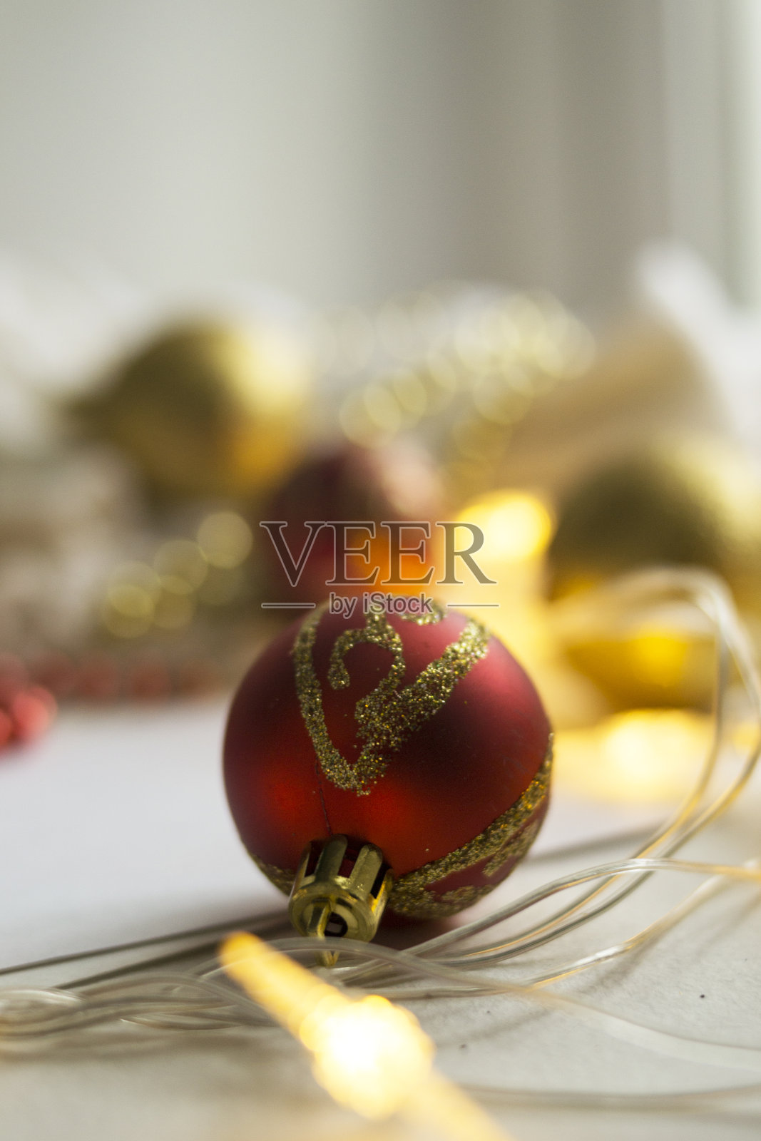 新年红球上抽象模糊的背景。圣诞节的概念。照片摄影图片