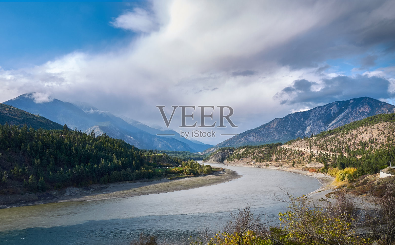 秋季的弗雷泽河谷，群山环绕山谷，美丽的云彩照片摄影图片