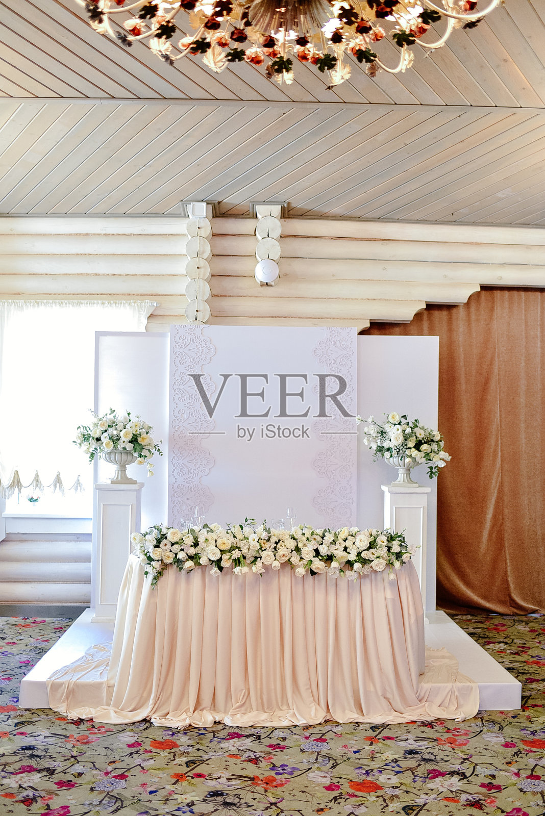 婚礼主席团在餐厅，免费空间。照片摄影图片