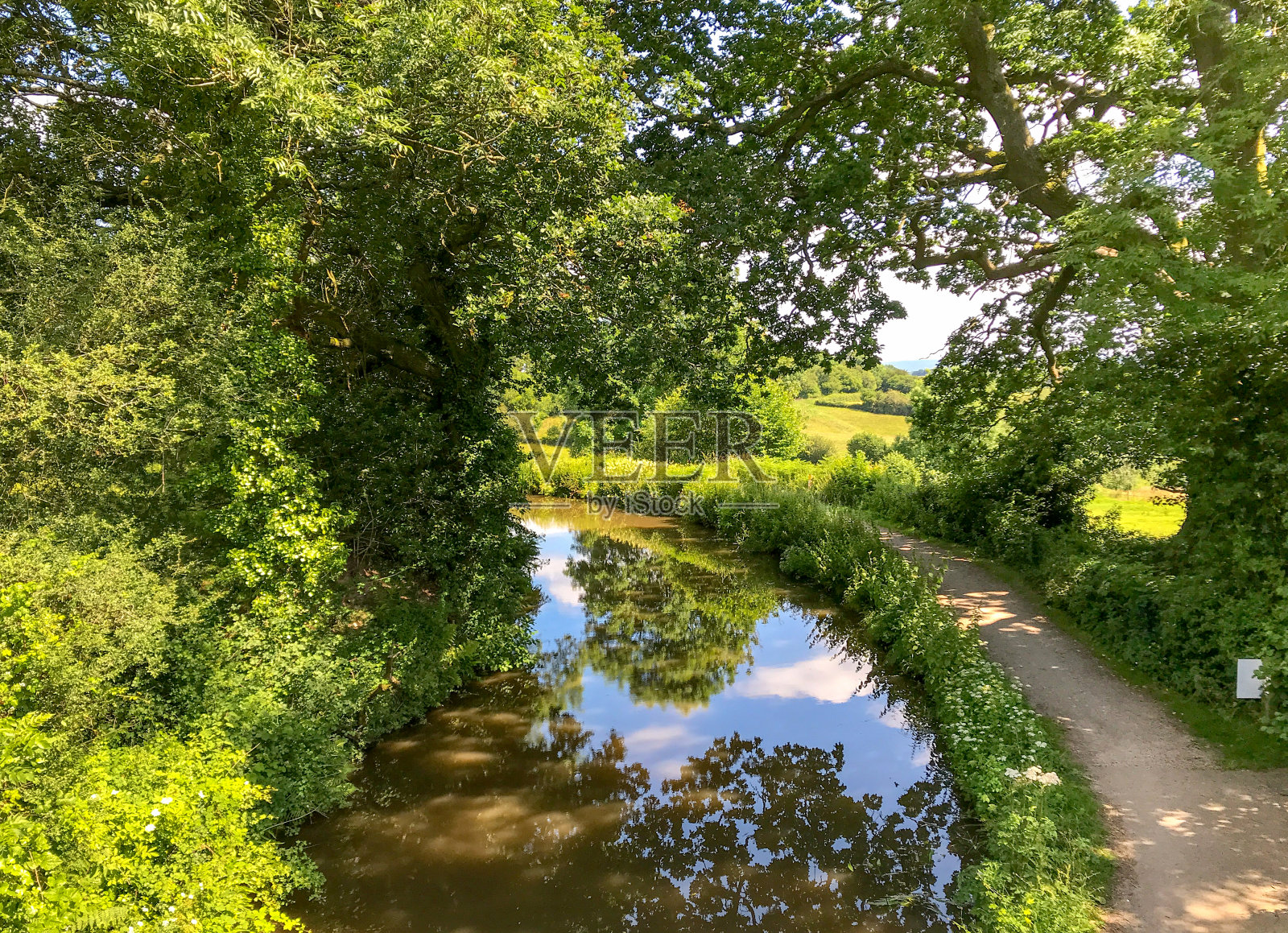 被树木遮蔽的运河和纤道照片摄影图片
