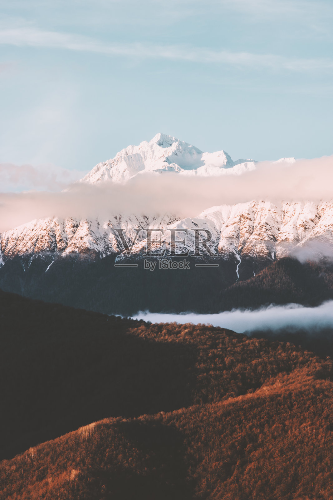 雪山山顶和晚霞景观旅游鸟瞰荒野自然宁静的夜景照片摄影图片