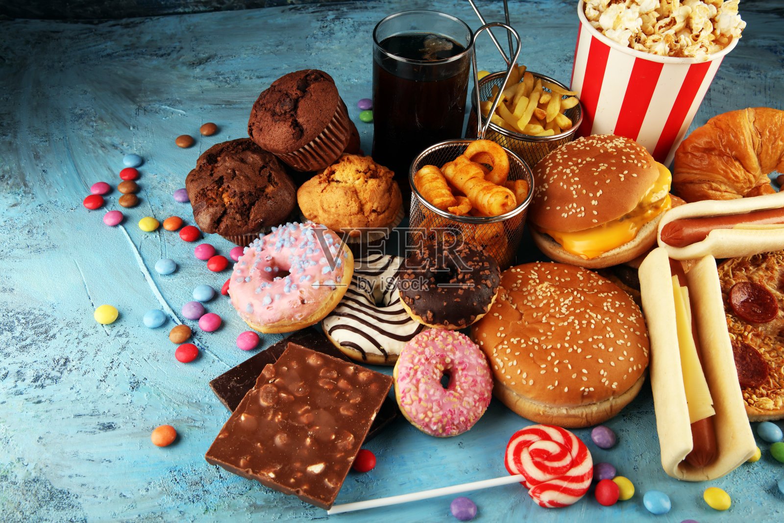 不健康的产品。对身材、皮肤、心脏和牙齿有害的食物。照片摄影图片