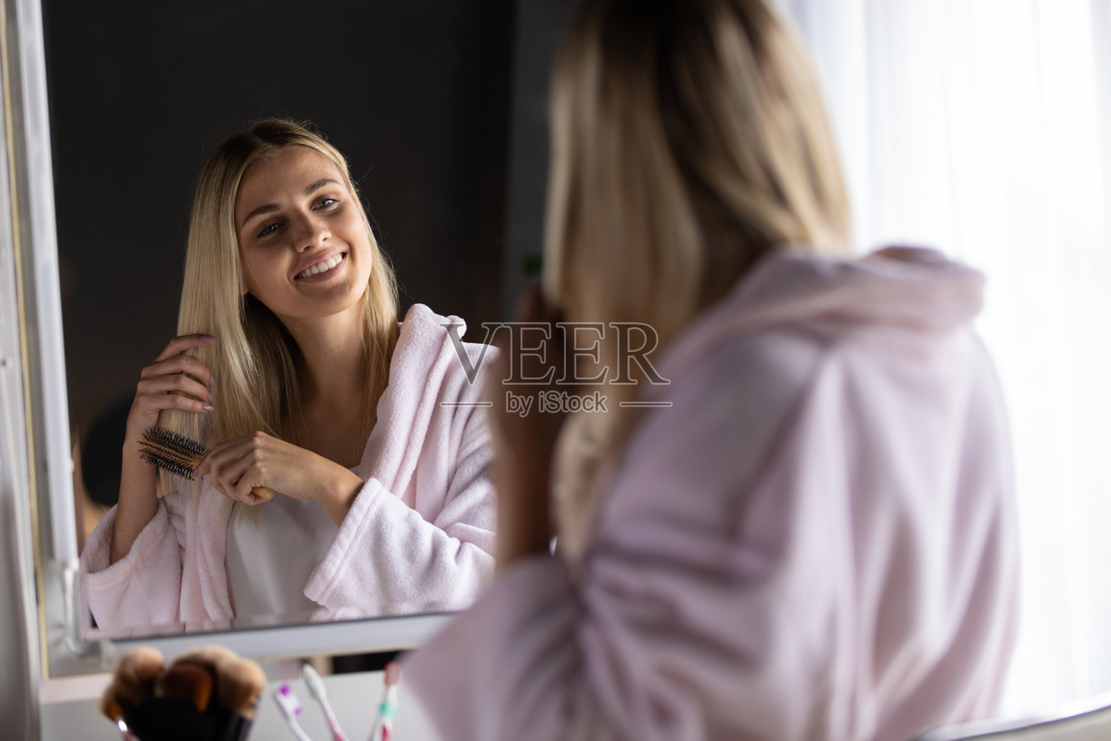 女人刷头发照片摄影图片