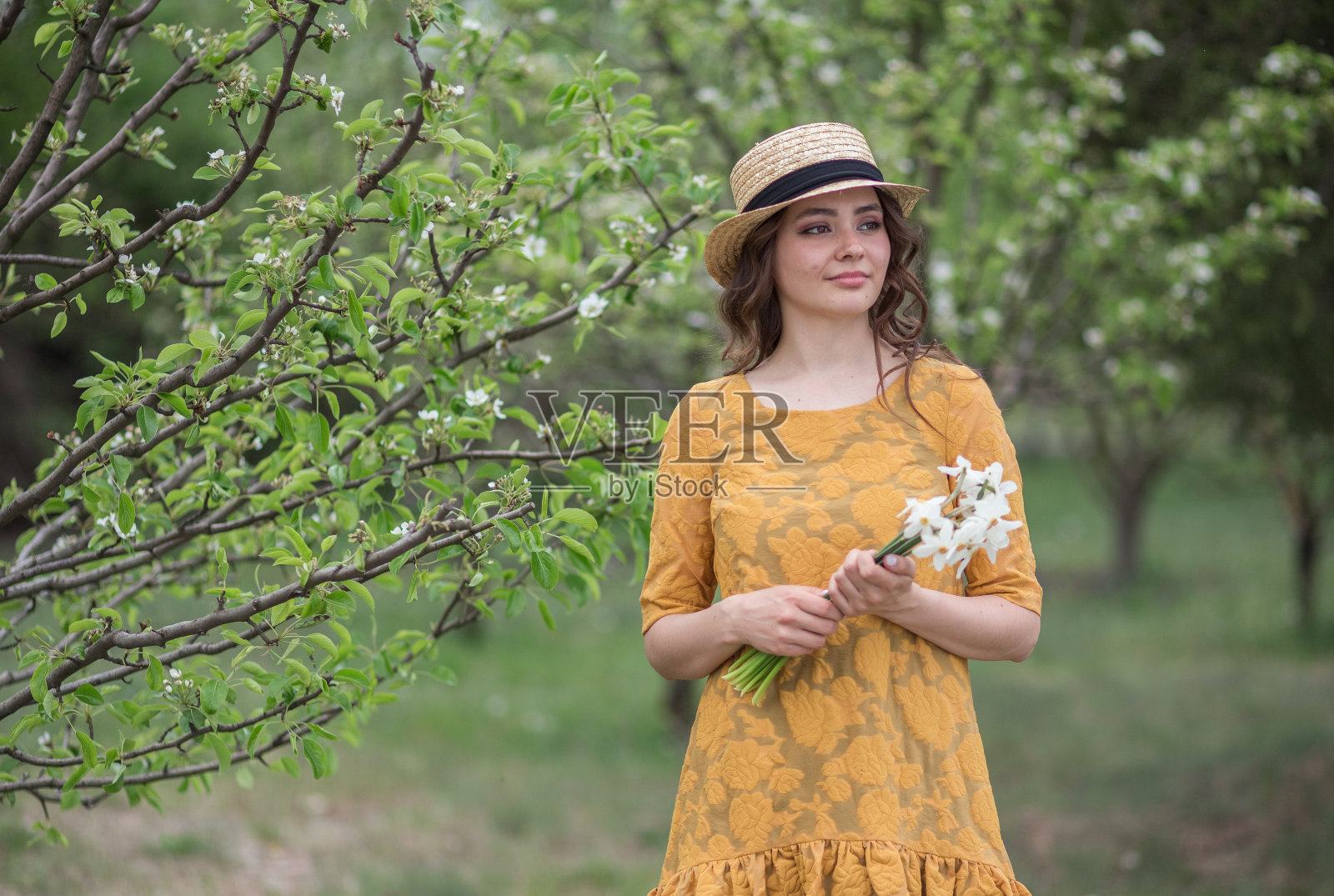 春天的女孩照片摄影图片