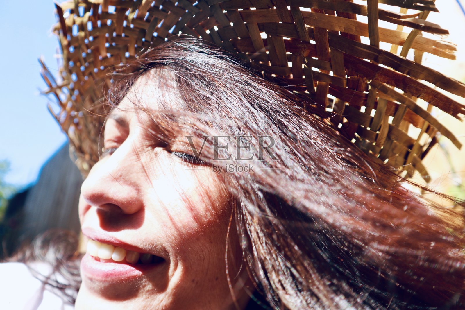 在花园里休息的女人照片摄影图片