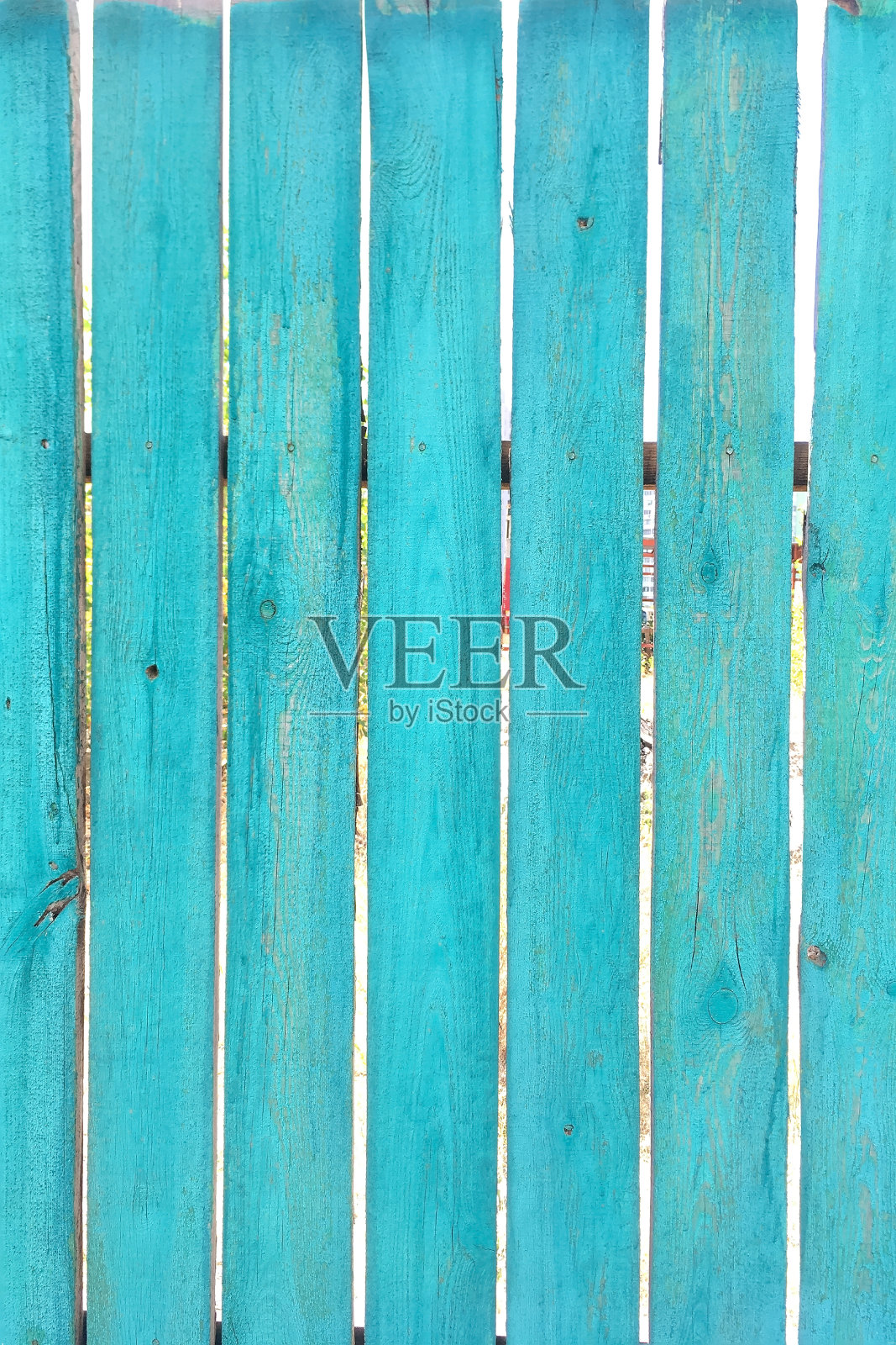 古老的天然绿松石木栅栏板作为伟大的背景或纹理。垂直格式。特写镜头。照片摄影图片