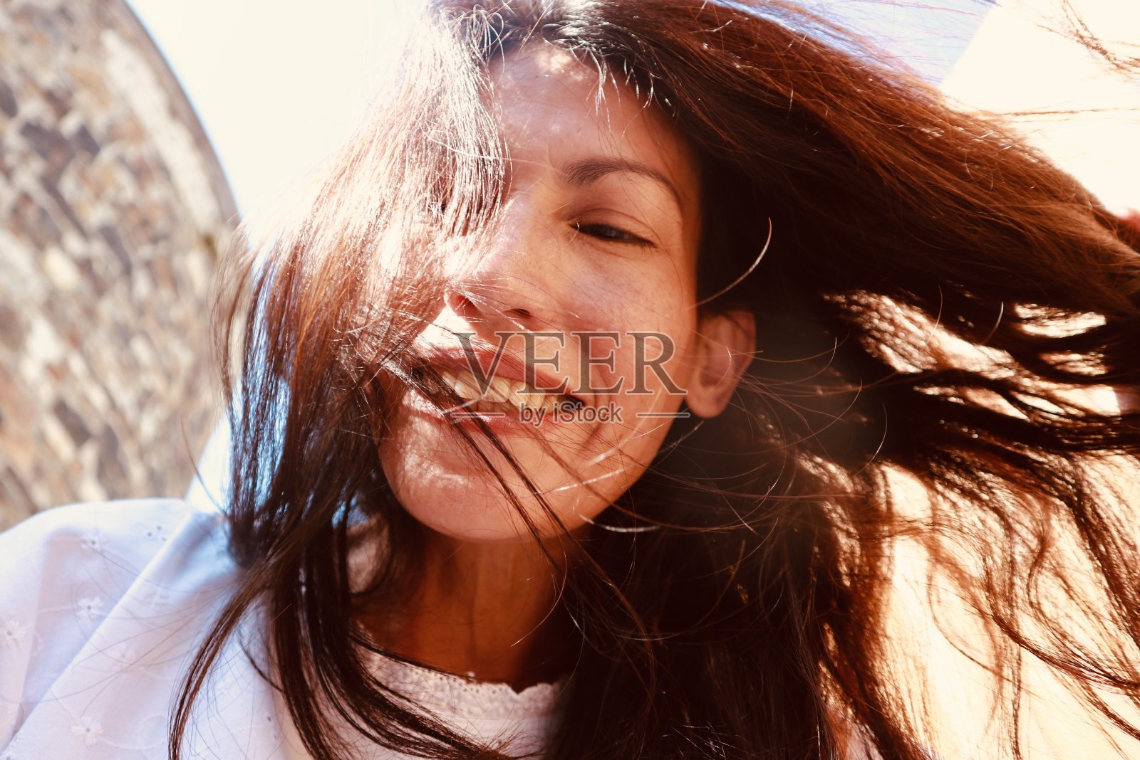 在花园里休息的女人照片摄影图片