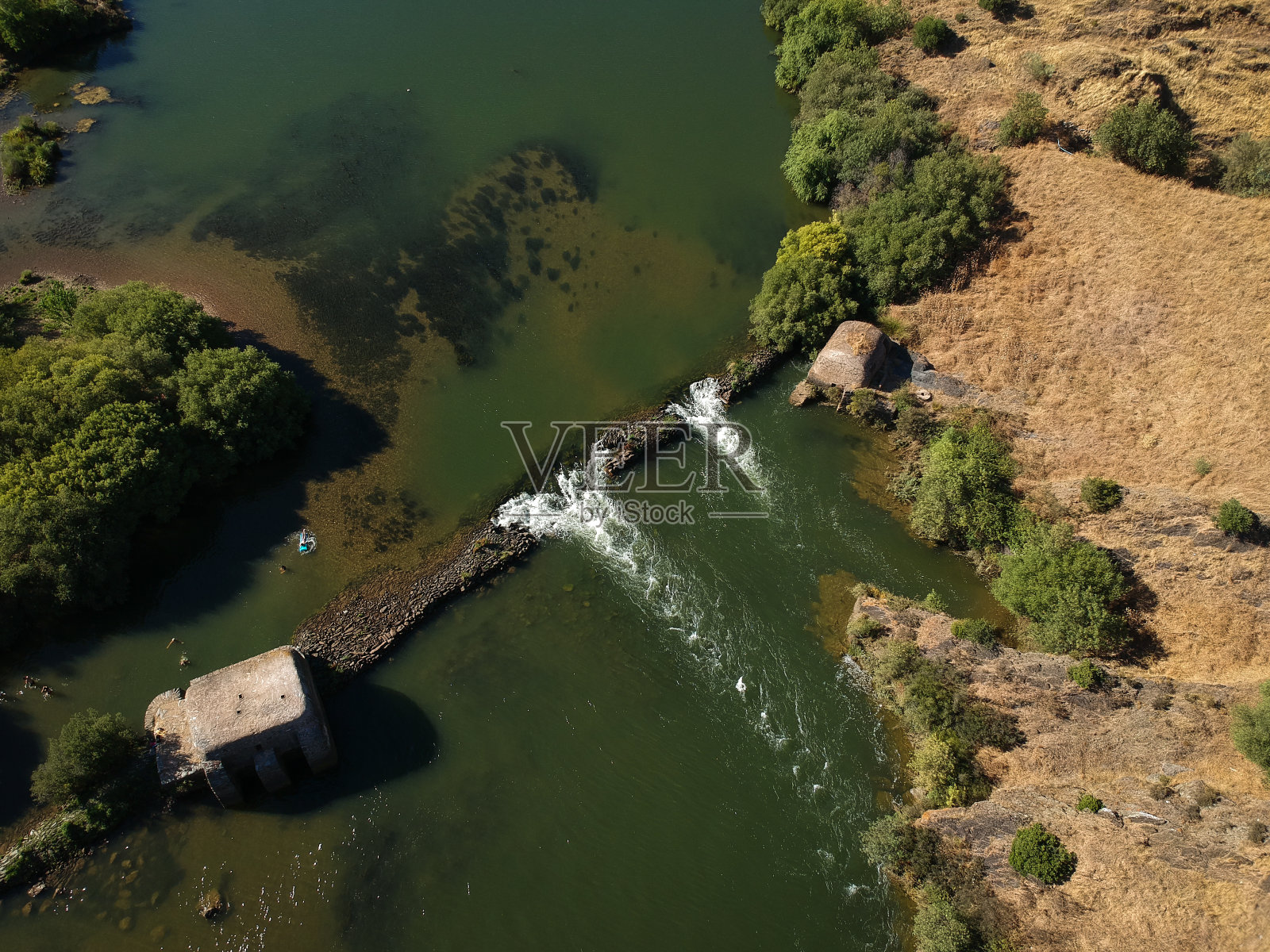 鸟瞰图从河与一个旧水磨。瓜迪亚纳河照片摄影图片