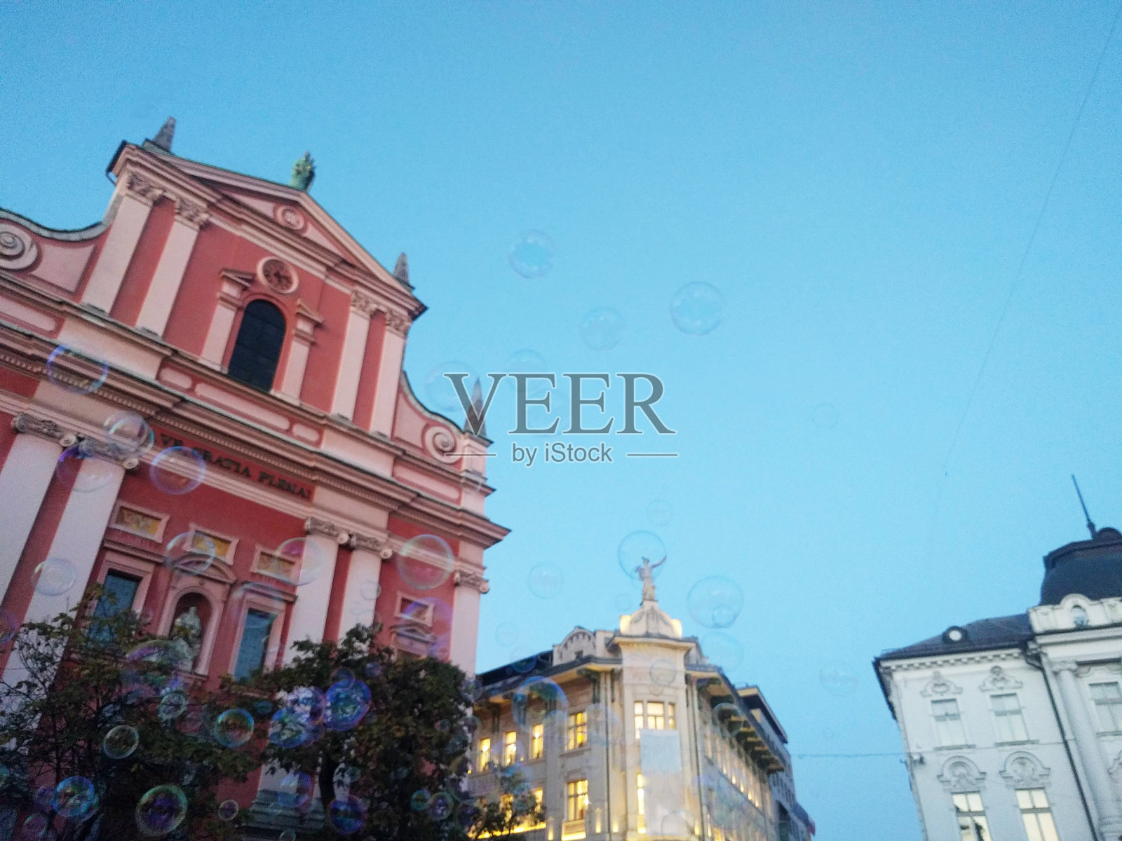 泡沫皂中的水银。照片摄影图片