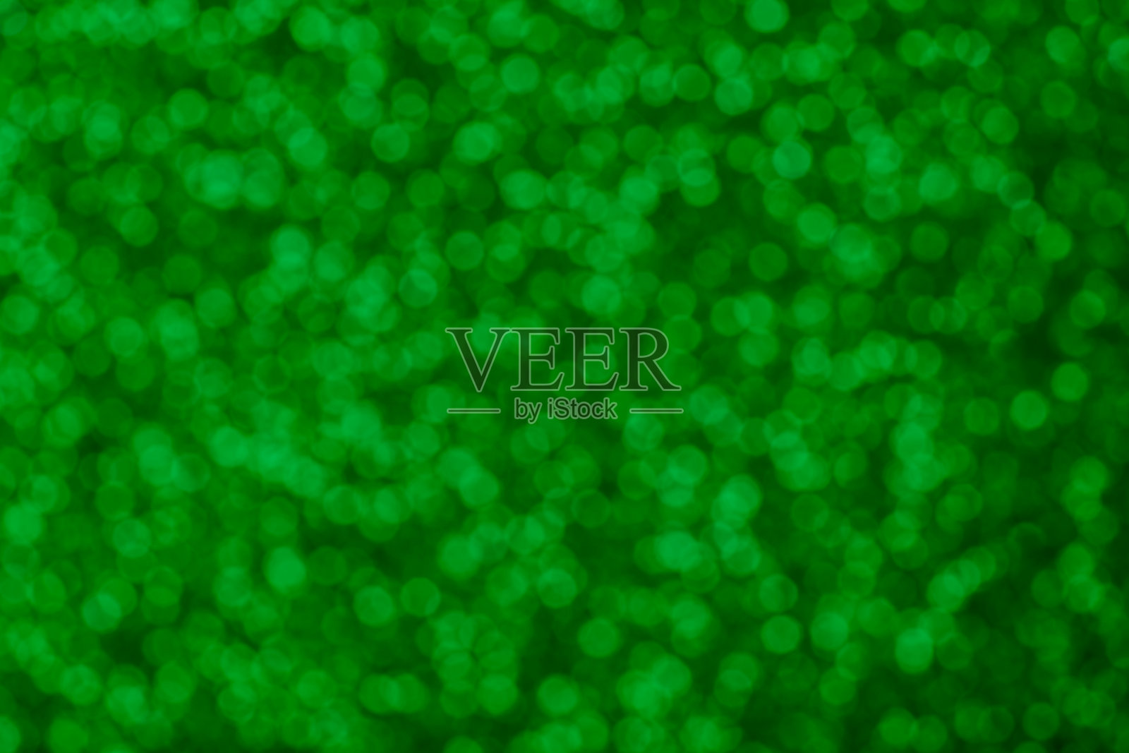 绿色散焦光用于叠加效果。散焦模糊的灯光。节日的背景模式。照片摄影图片