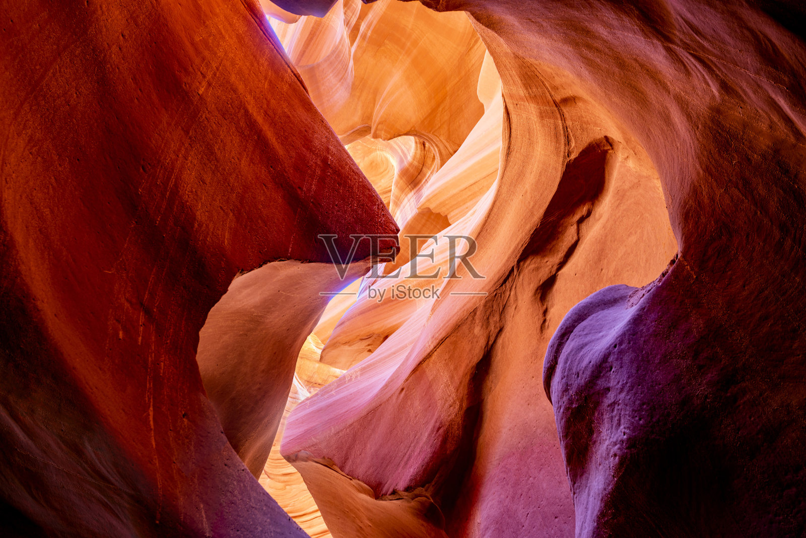 在亚利桑那州佩吉的低羚羊峡谷独特的自然景观与充满活力的砂岩堆叠在片状火波在狭窄的沙迷宫与洞穴照片摄影图片