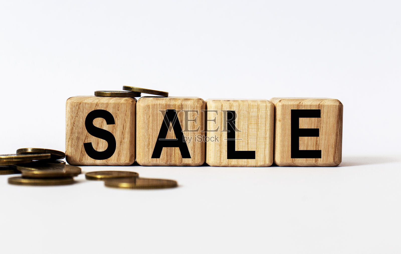 木制立方体和出售，硬币，征税的概念，增加税费照片摄影图片