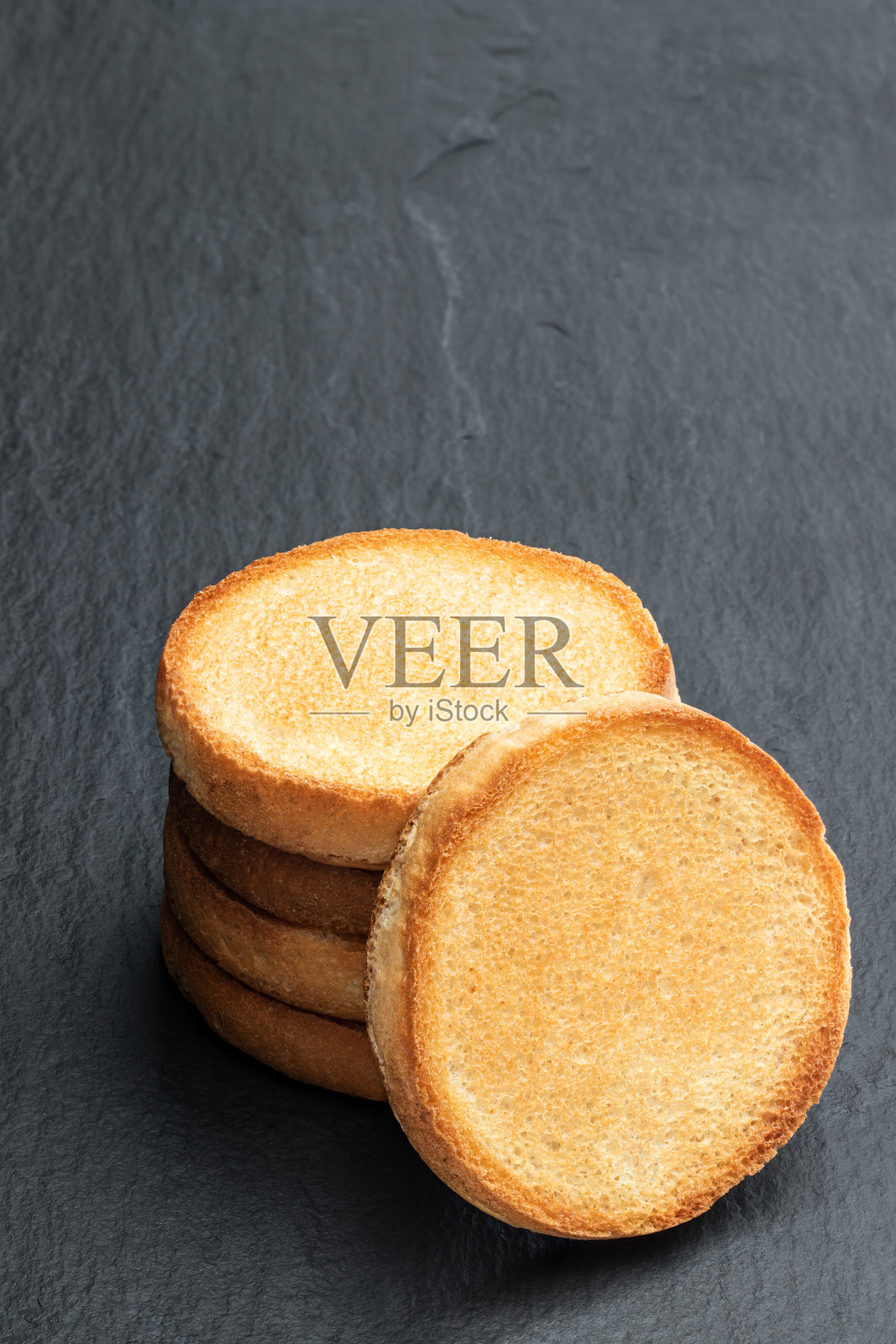 黑色石头背景上的脆饼堆照片摄影图片