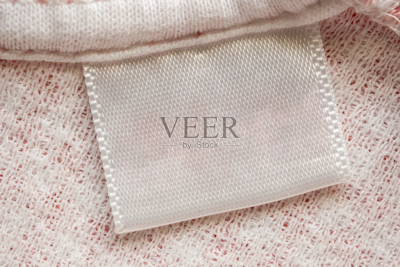 白色空白洗衣护理衣服标签上的棉质衬衫背景照片摄影图片