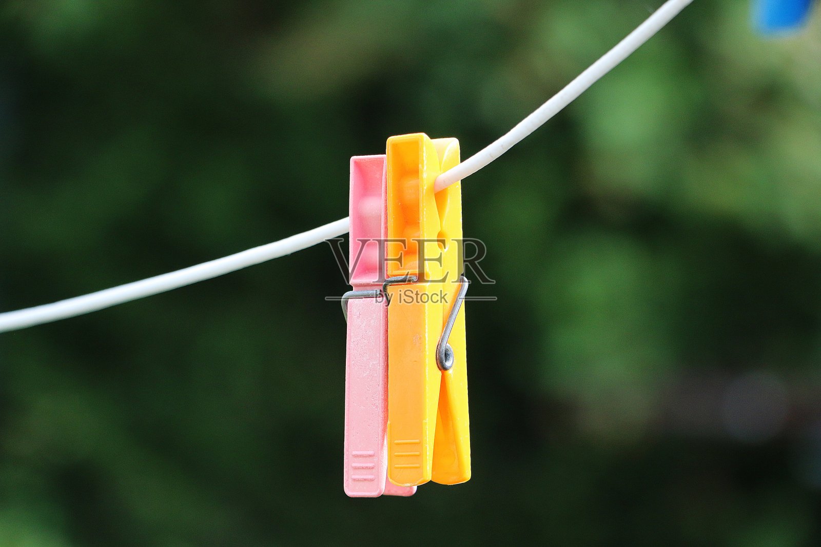 钢丝上彩色塑料衣夹的特写镜头照片摄影图片