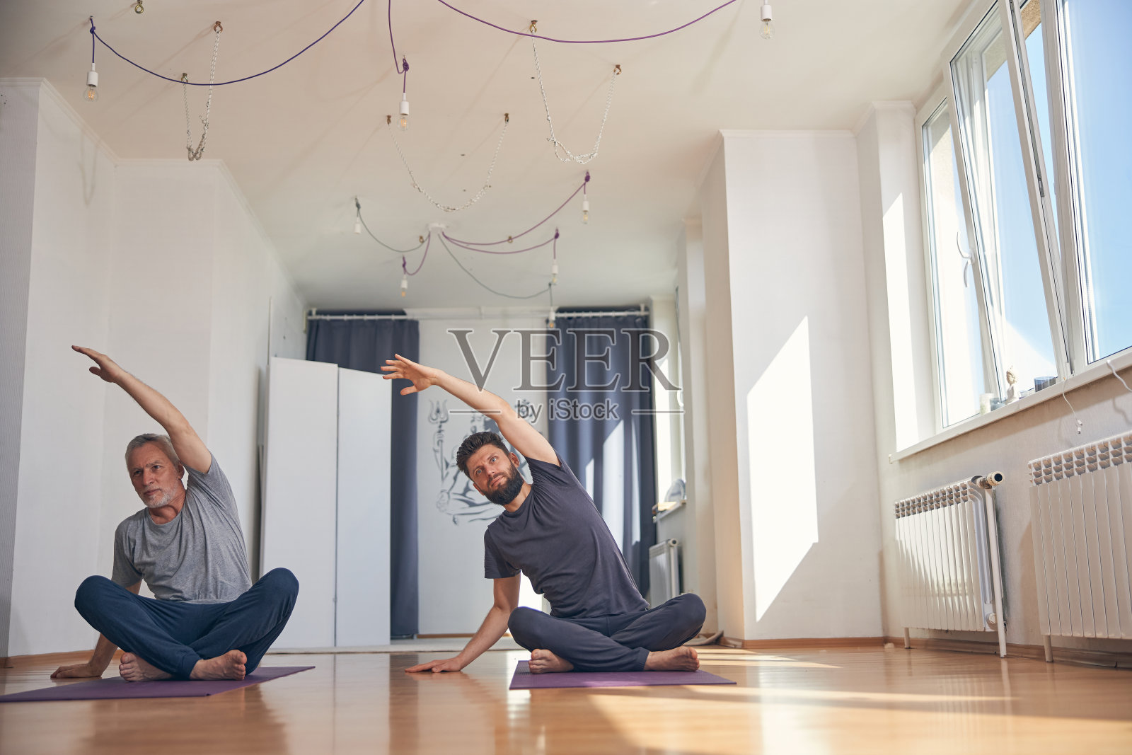 两个柔韧的白种人一起练瑜伽照片摄影图片