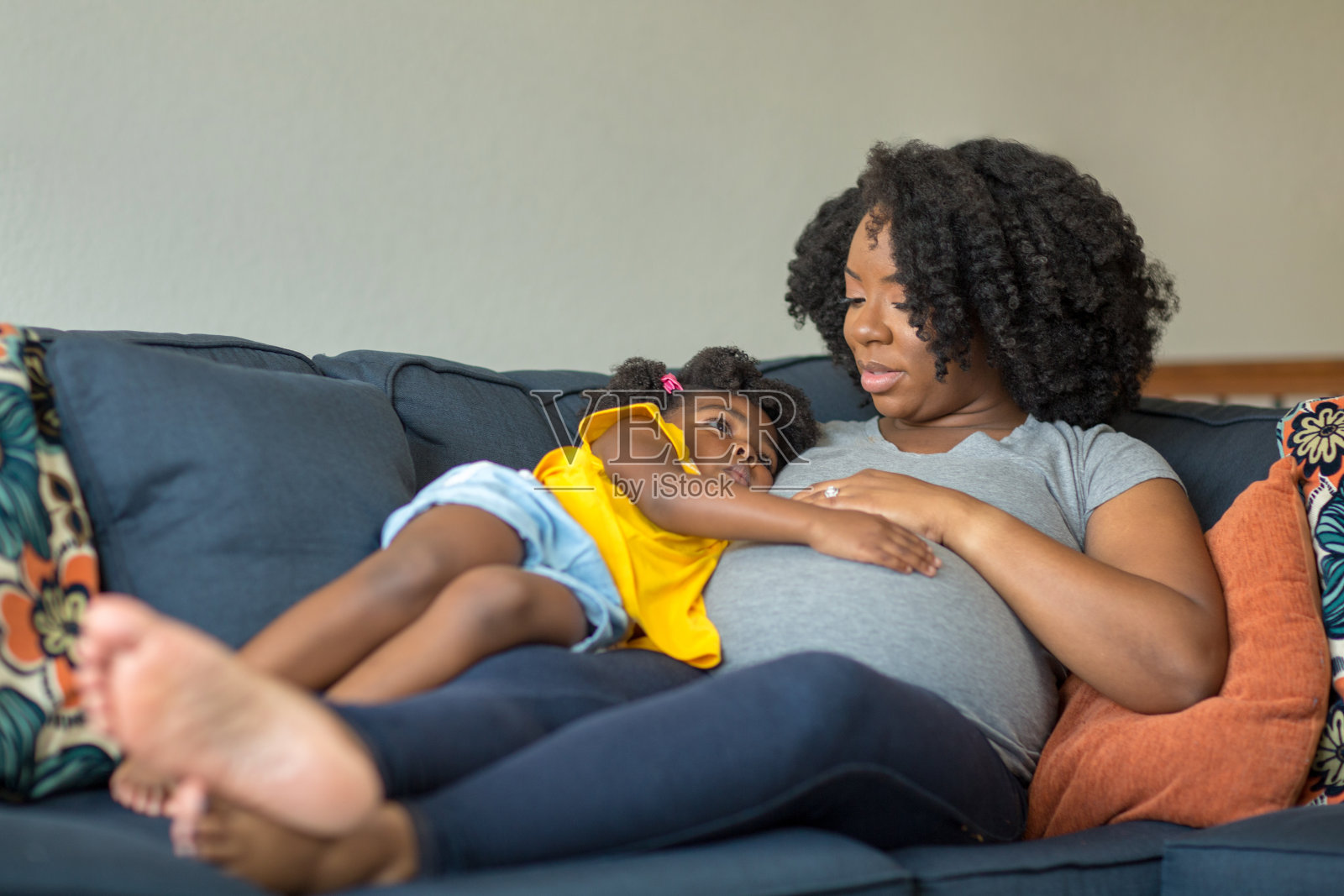 非裔美国孕妇和她的女儿。照片摄影图片