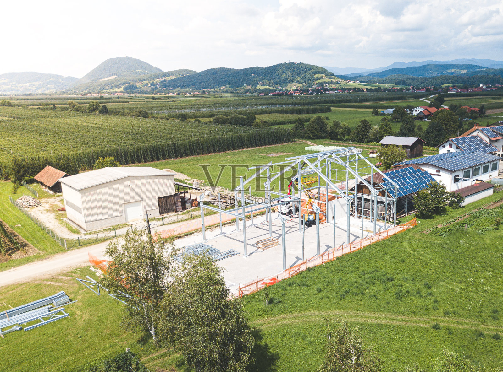 用起重机建造的钢结构鸟瞰图照片摄影图片