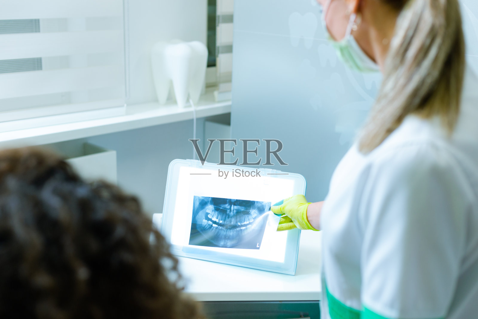 牙医给病人看x光片照片摄影图片