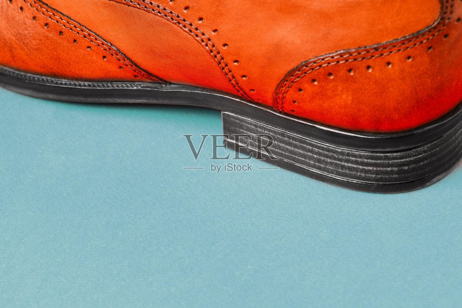 男鞋后跟上的彩色背景特写。男人的鞋子。鞋的销售。由真皮制成的时尚配件。侧视图与空间的副本照片摄影图片