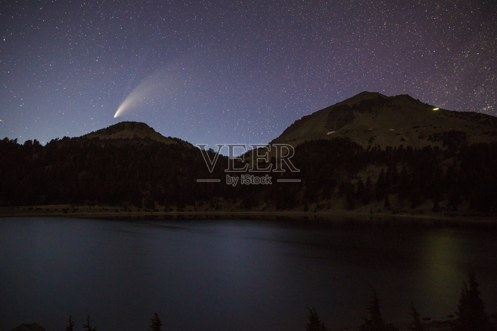 拉森火山国家公园内的NEOWISE彗星照片摄影图片