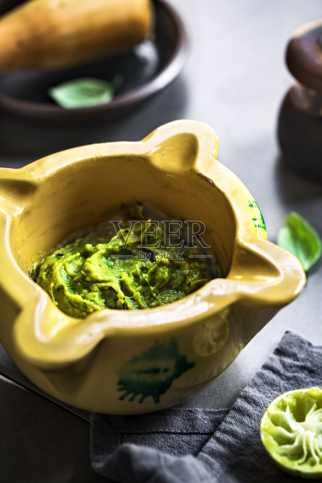 牛油果蘸罗勒橄榄油和石榴照片摄影图片