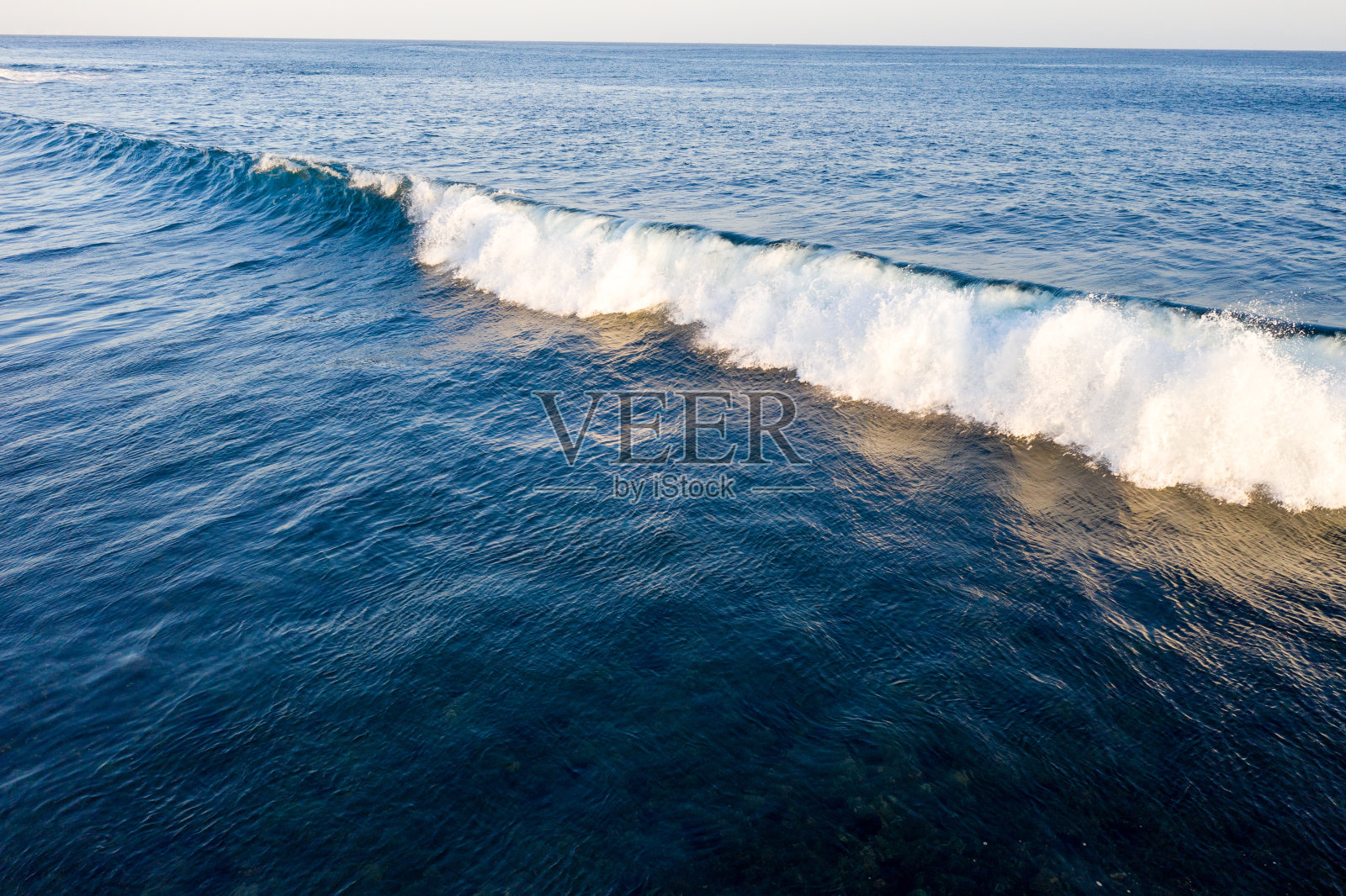 巨大海浪起泡的鸟瞰图照片摄影图片