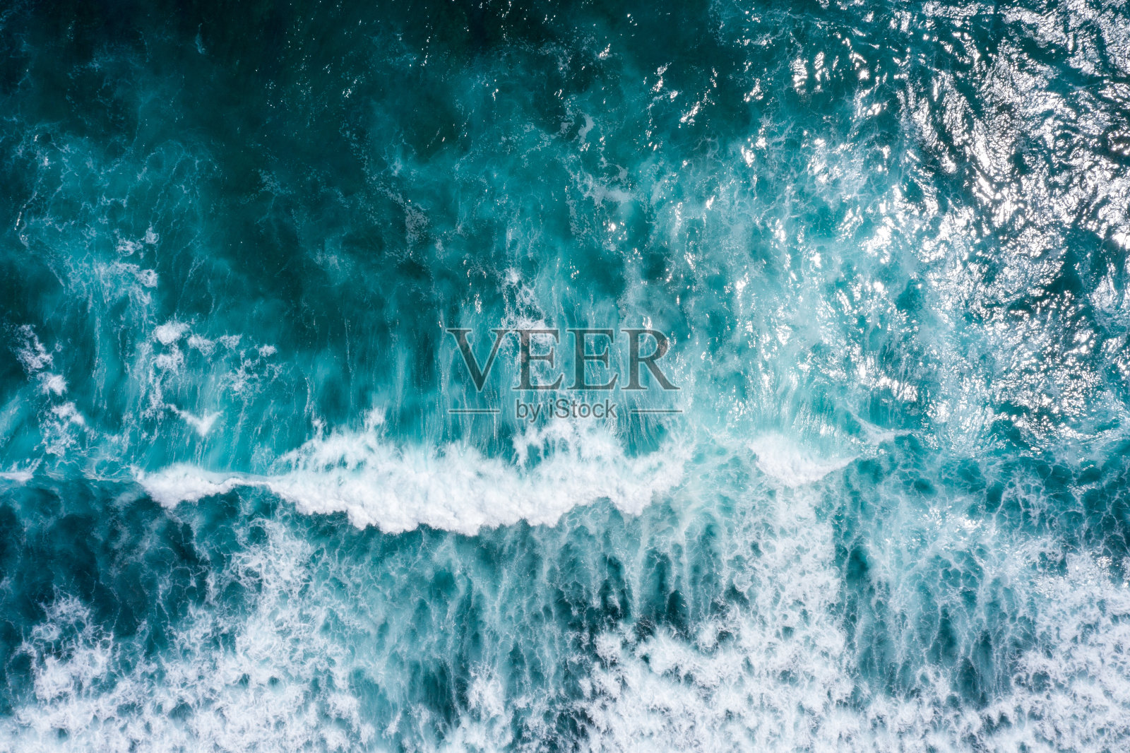 海浪鸟瞰图。水蓝色的背景照片摄影图片