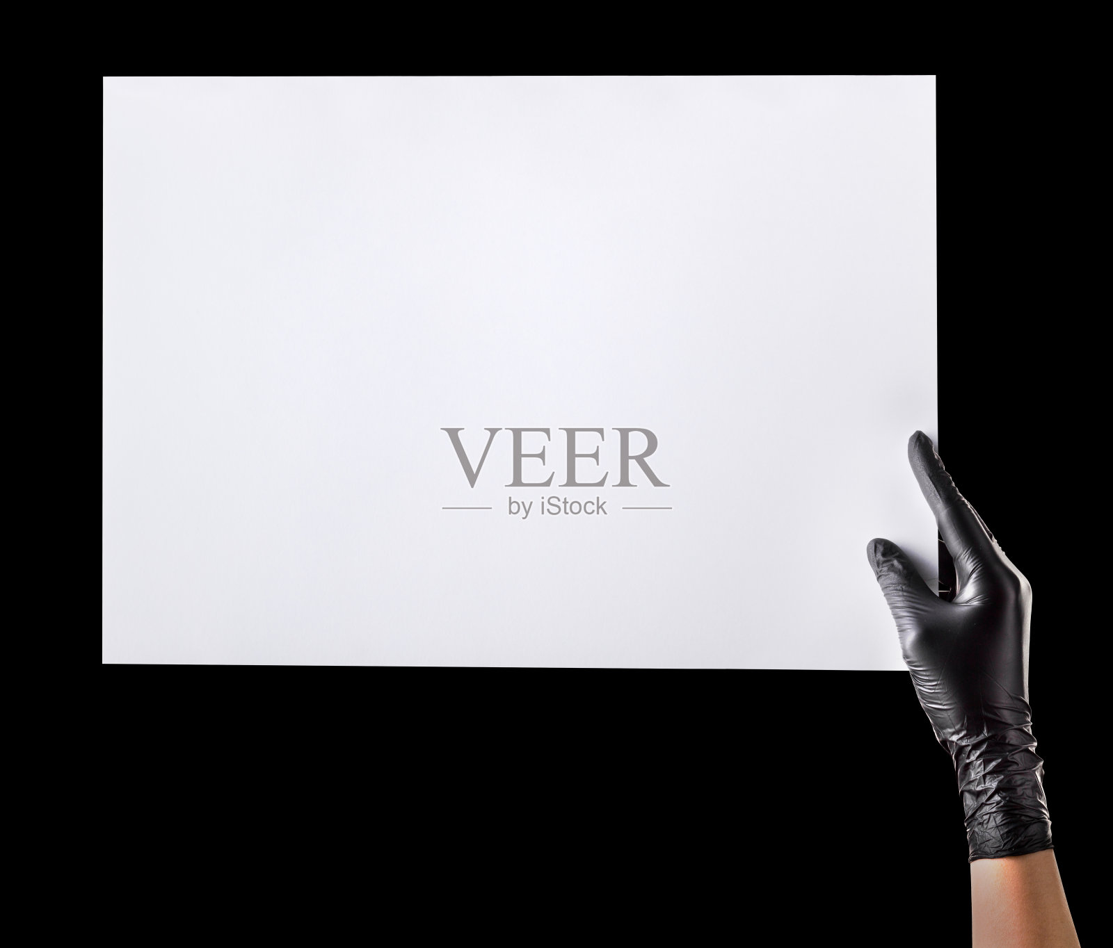 手在黑色手套拿空白纸板隔离黑色照片摄影图片