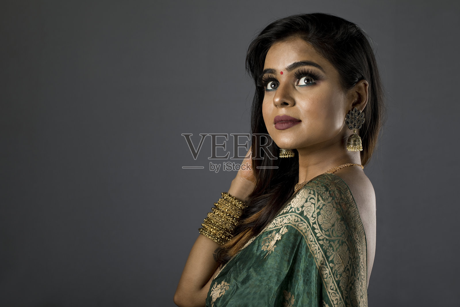 穿着纱丽的漂亮印度女人照片摄影图片
