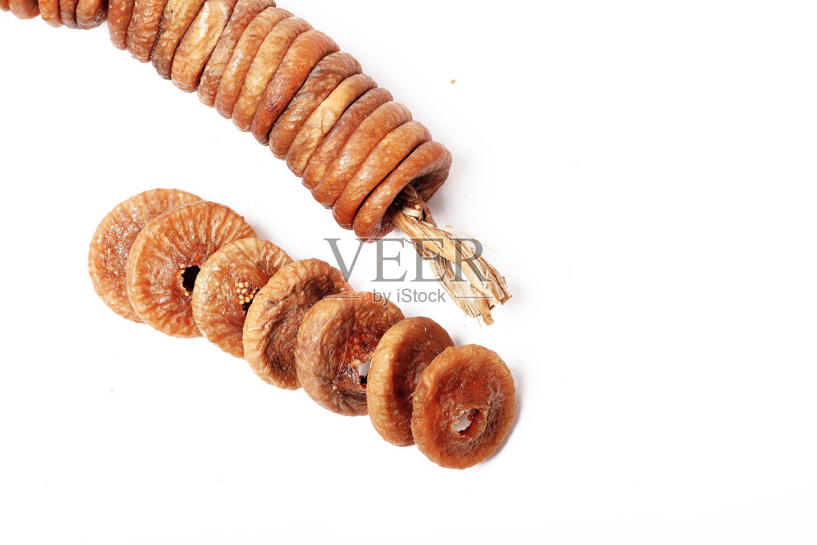 白色背景上孤立的无花果干。照片摄影图片