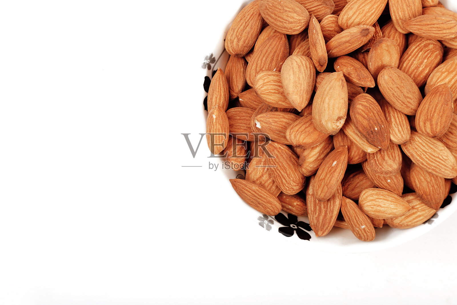 一组杏仁内外碗孤立在白色上。照片摄影图片