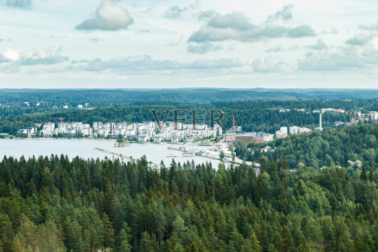 从滑雪跳台鸟瞰拉赫蒂港的夏季景色照片摄影图片