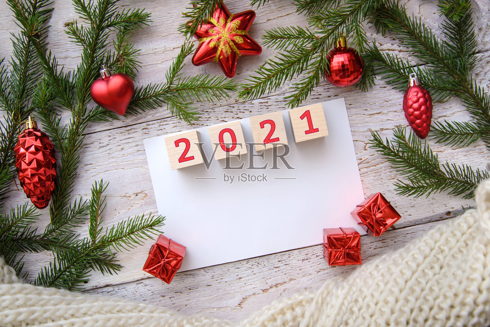 2021. 圣诞背景与绿色的树枝和玩具在一个木制的背景，复制空间照片摄影图片