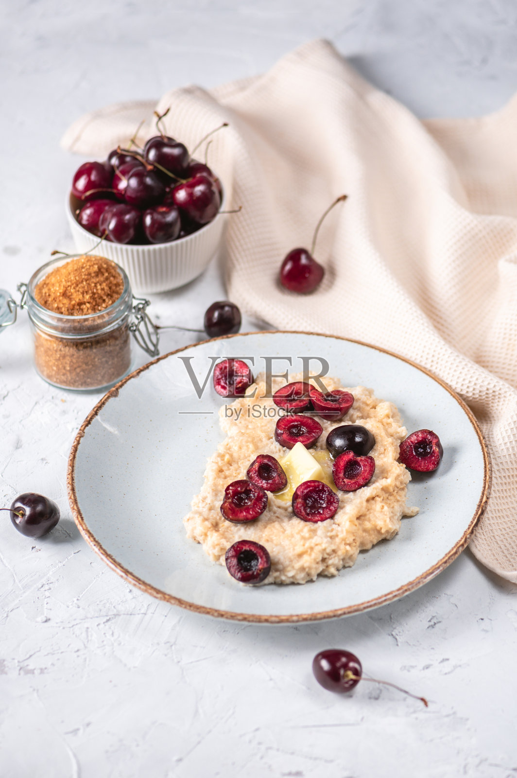 新鲜的燕麦片配樱桃和黄油照片摄影图片