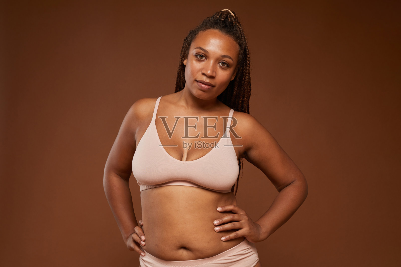 穿着内衣的胖女人照片摄影图片