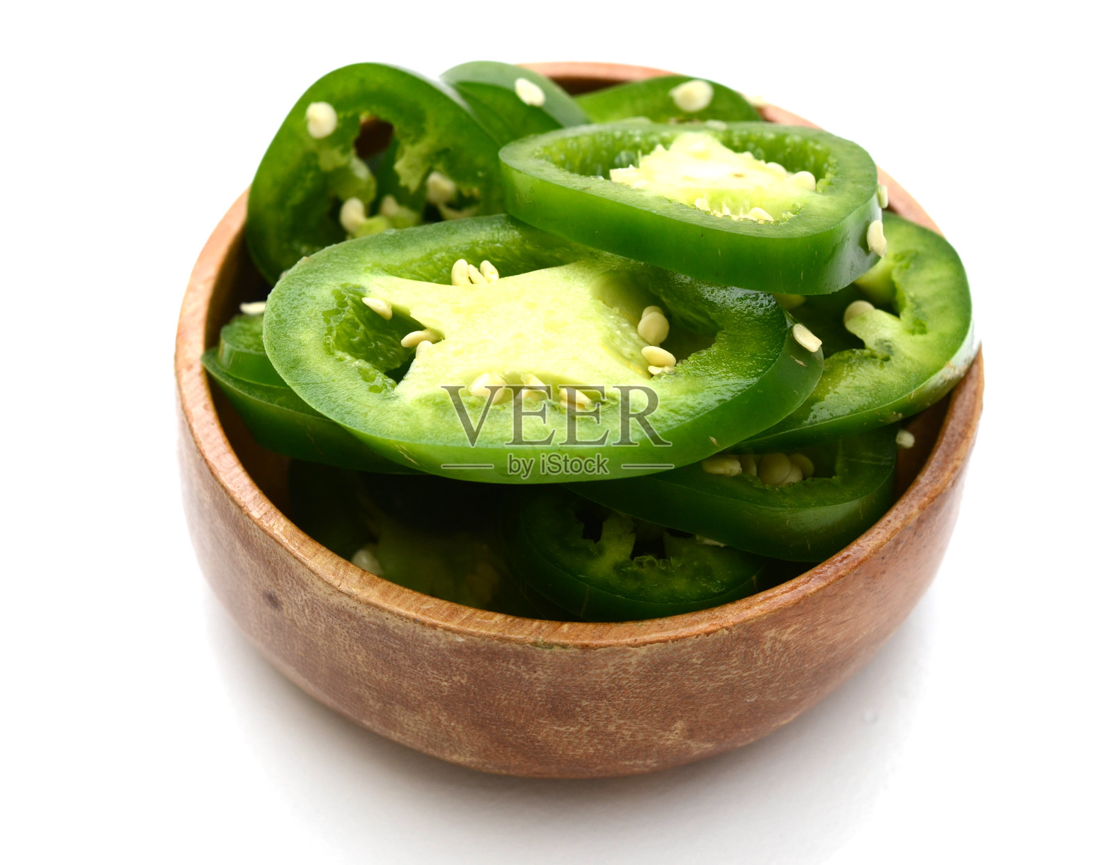 新鲜的墨西哥辣椒切片放在木碗上照片摄影图片